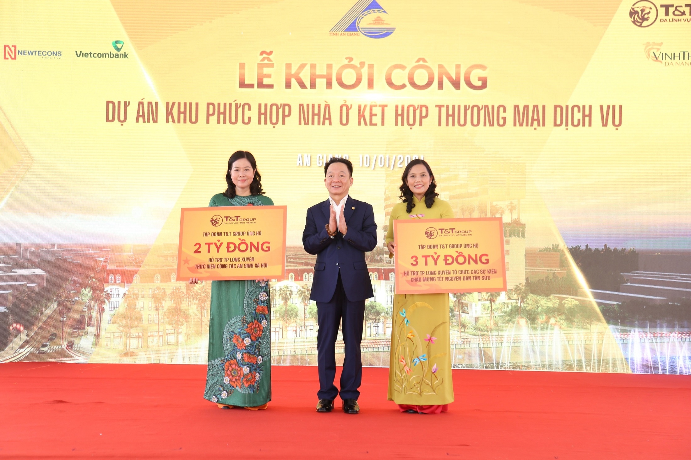 &Ocirc;ng Đỗ Quang Hiển, đại diện Tập đo&agrave;n T&amp;T Group trao 5 tỷ đồng ủng hộ th&agrave;nh phố Long Xuy&ecirc;n thực hiện c&ocirc;ng t&aacute;c an sinh x&atilde; hội v&agrave; tổ chức c&aacute;c sự kiện ch&agrave;o mừng Tết nguy&ecirc;n đ&aacute;n T&acirc;n Sửu tr&ecirc;n địa b&agrave;n th&agrave;nh phố. &nbsp;