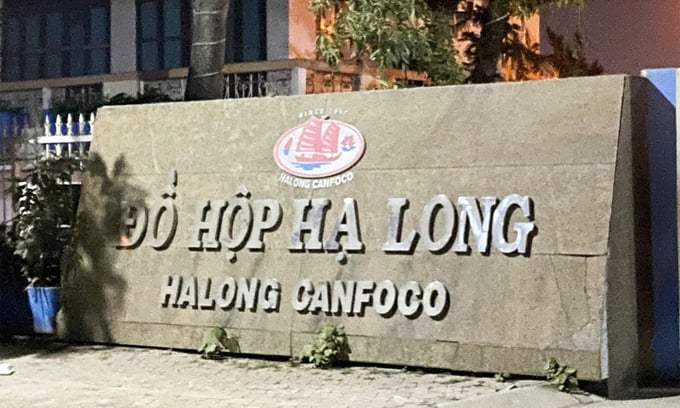 Trước khi vụ b&ecirc; bối an to&agrave;n thực phẩm tại C&ocirc;ng ty cổ phần Đồ hộp Hạ Long bị cơ quan chức năng phanh phui, doanh nghiệp n&agrave;y đ&atilde; xuất hiện loạt dấu hiệu bất thường, từ việc cổ đ&ocirc;ng lớn đồng loạt tho&aacute;i sạch vốn đến c&aacute;c biến động nh&acirc;n sự cấp cao.