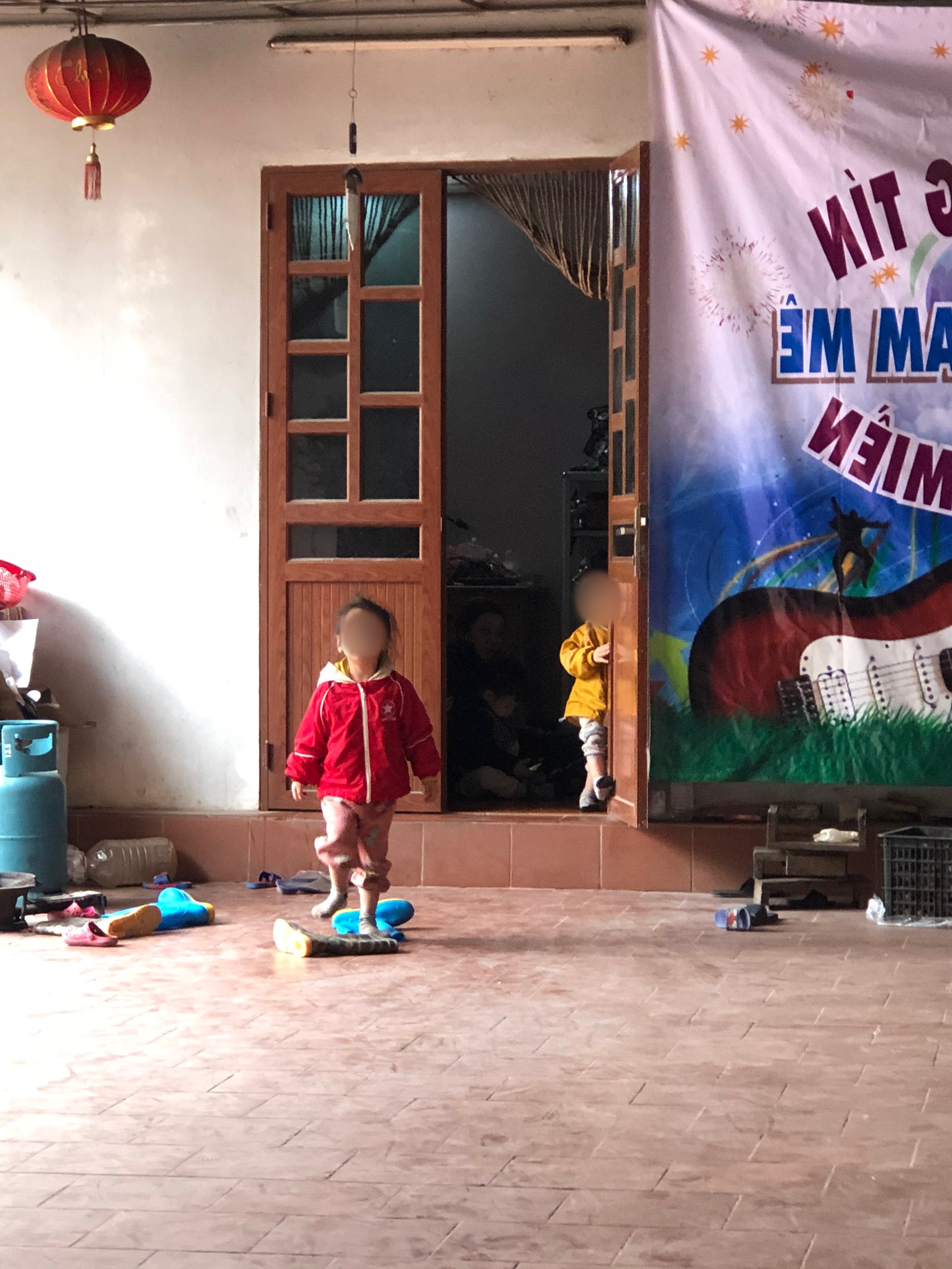 Vụ 2 cháu bé bị bỏ rơi giữa trời rét Hà Nội: Có 2 người tự nhận là người thân đến uỷ ban xã xin nhận cháu - Ảnh 2