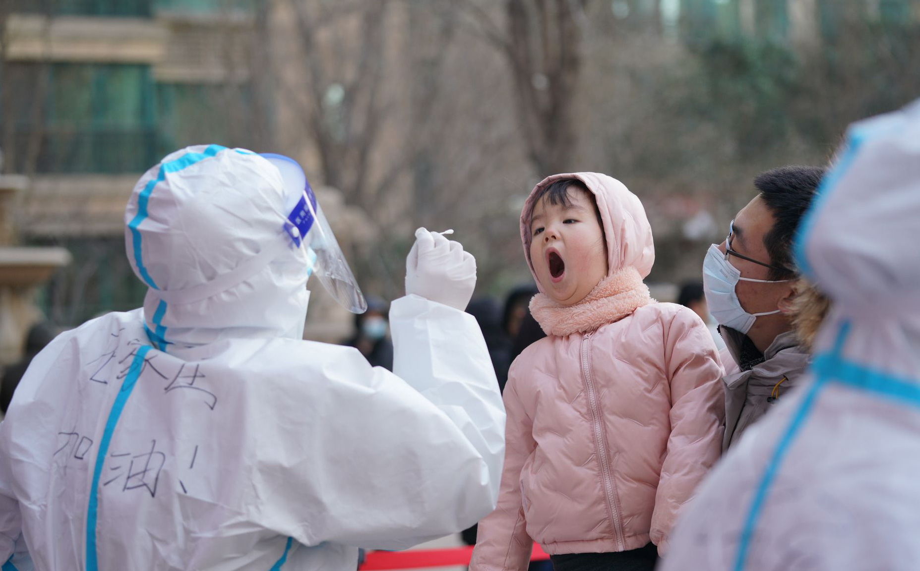 Trung Quốc: H&#224; Bắc b&#249;ng mạnh dịch Covid-19, xuất hiện thế &quot;nhị long trị thủy&quot; - Ảnh 1