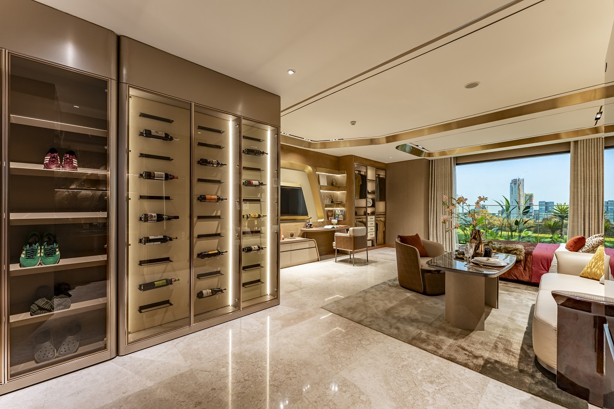 Lấy cảm hứng từ nội thất 1 thương hiệu xe si&ecirc;u sang từ Anh Quốc, kh&ocirc;ng gian căn hộ 1 ph&ograve;ng ngủ được thiết kế với gam m&agrave;u kim loại v&agrave; vật liệu da sang trọng, tinh tế. Kh&ocirc;ng gian tho&aacute;ng đ&atilde;ng với c&aacute;c khu vực chức năng được bố tr&iacute; hợp l&yacute;. Đ&acirc;y l&agrave; lựa chọn l&yacute; tưởng cho những chủ nh&acirc;n trẻ y&ecirc;u th&iacute;ch phong c&aacute;ch sống năng động, s&aacute;ng tạo v&agrave; tiện nghi.