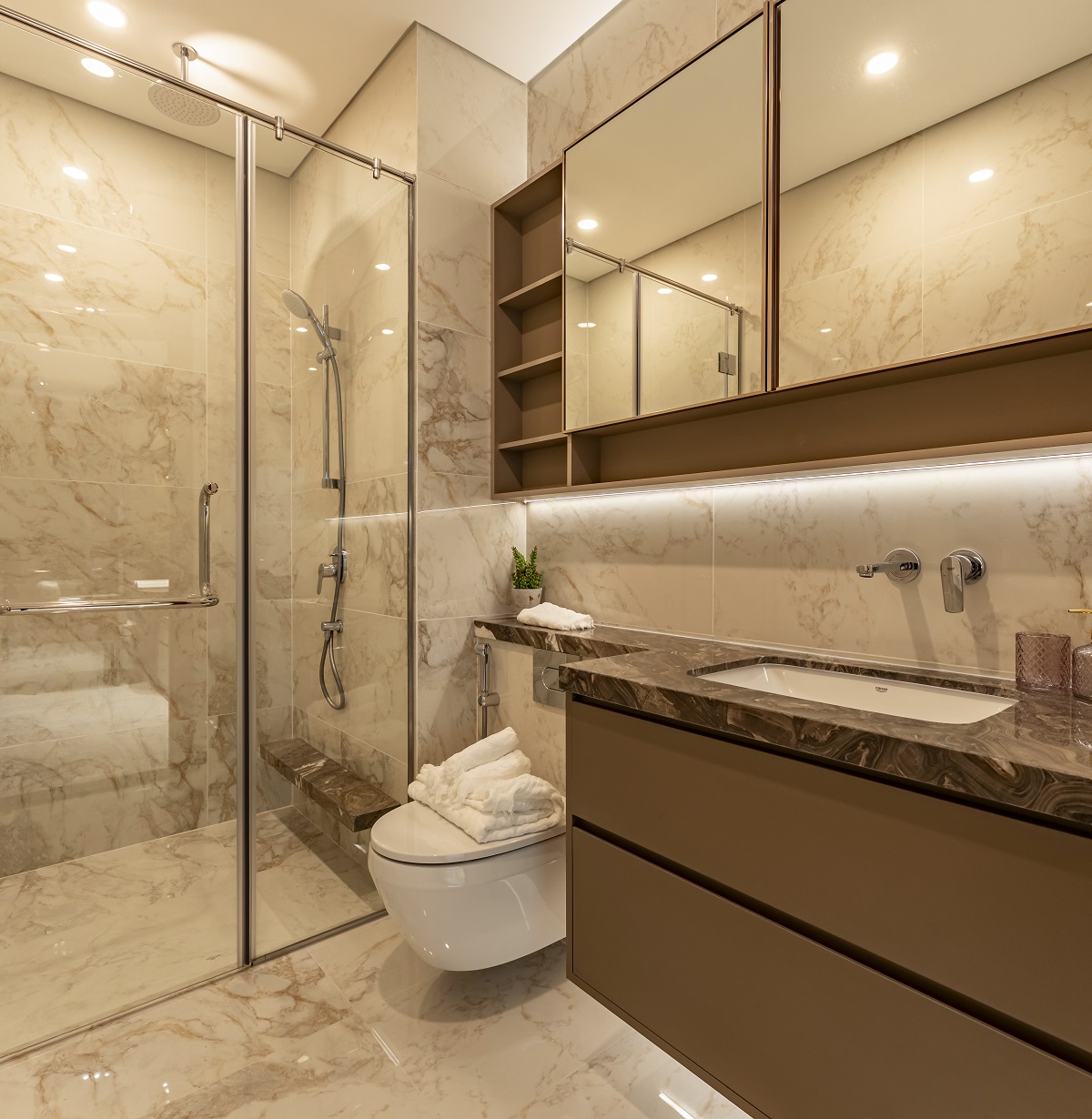 Ph&ograve;ng tắm tại The Priv&eacute; được trang bị v&ograve;i sen &acirc;m trần, tủ lavabo &acirc;m b&agrave;n, tủ gương v&agrave; bồn vệ sinh treo tường, vừa tối ưu diện t&iacute;ch vừa mang lại vẻ sang trọng.