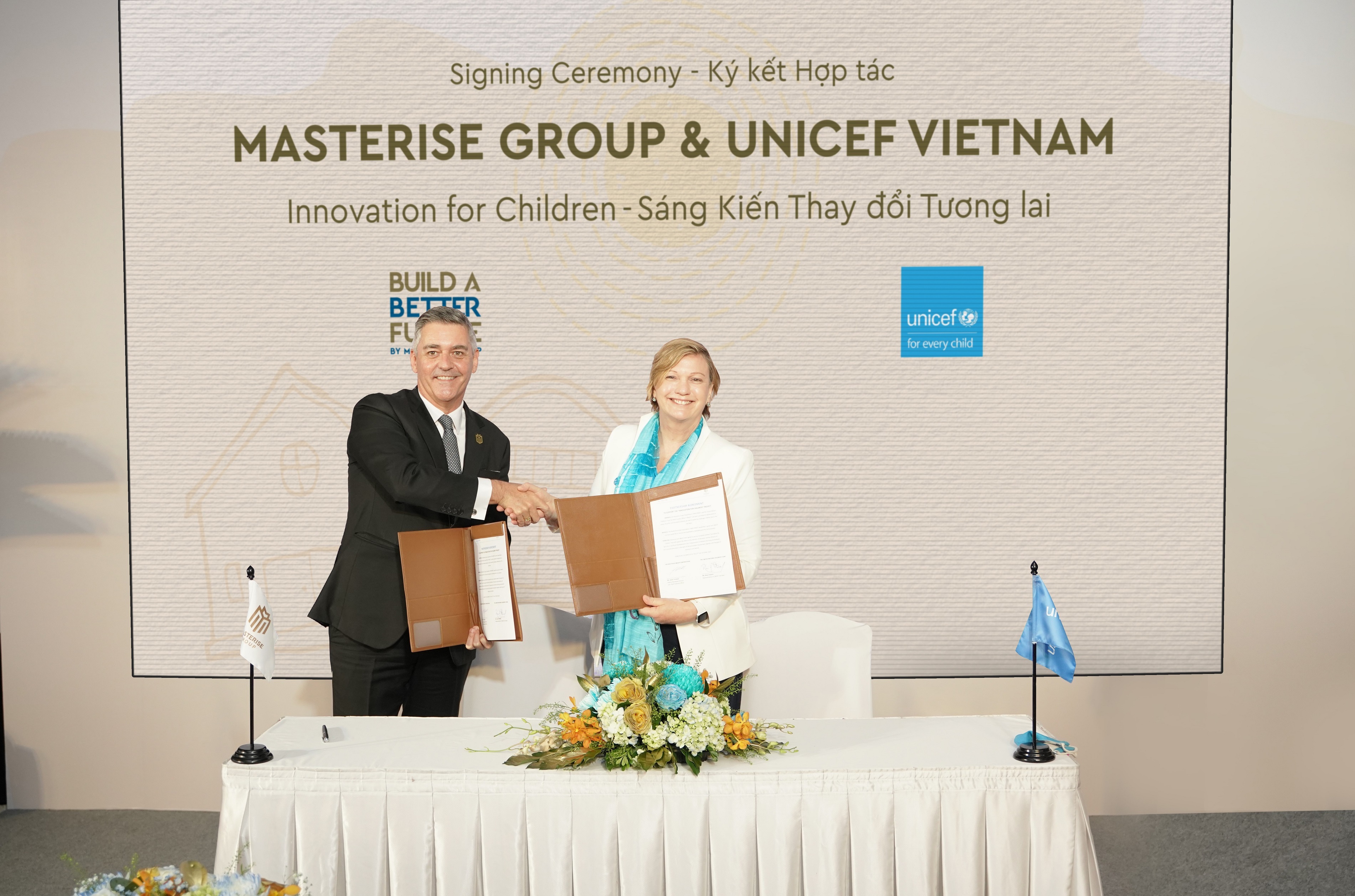 &Ocirc;ng Jason Turnbull, Phó TGĐ Masterise Homes (tr&aacute;i) và bà Rana Flowers, Trưởng đại diện UNICEF tại Việt Nam ký kết hợp tác chiến lược trong khu&ocirc;n khổ chương tr&igrave;nh &ldquo;Build a Better Future&rdquo;.