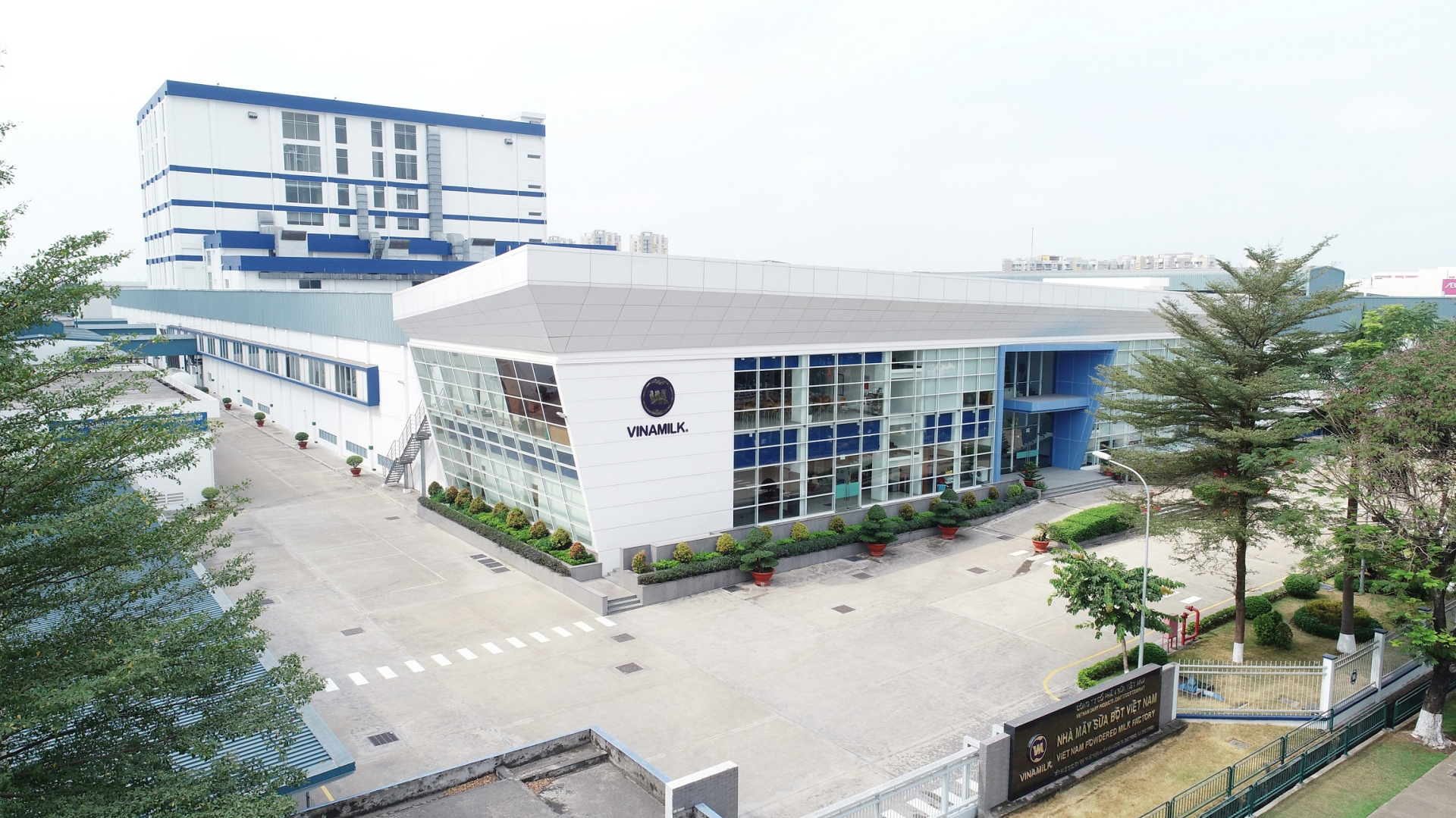 Nh&agrave; m&aacute;y sữa bột Việt Nam tại B&igrave;nh Dương c&oacute; vốn đầu tư ban đầu 2.100 tỷ đồng, c&ocirc;ng suất 54.000 tấn/năm, l&agrave; nh&agrave; m&aacute;y sản xuất sữa bột c&oacute; c&ocirc;ng suất lớn v&agrave; hiện đại bậc nhất hiện nay.