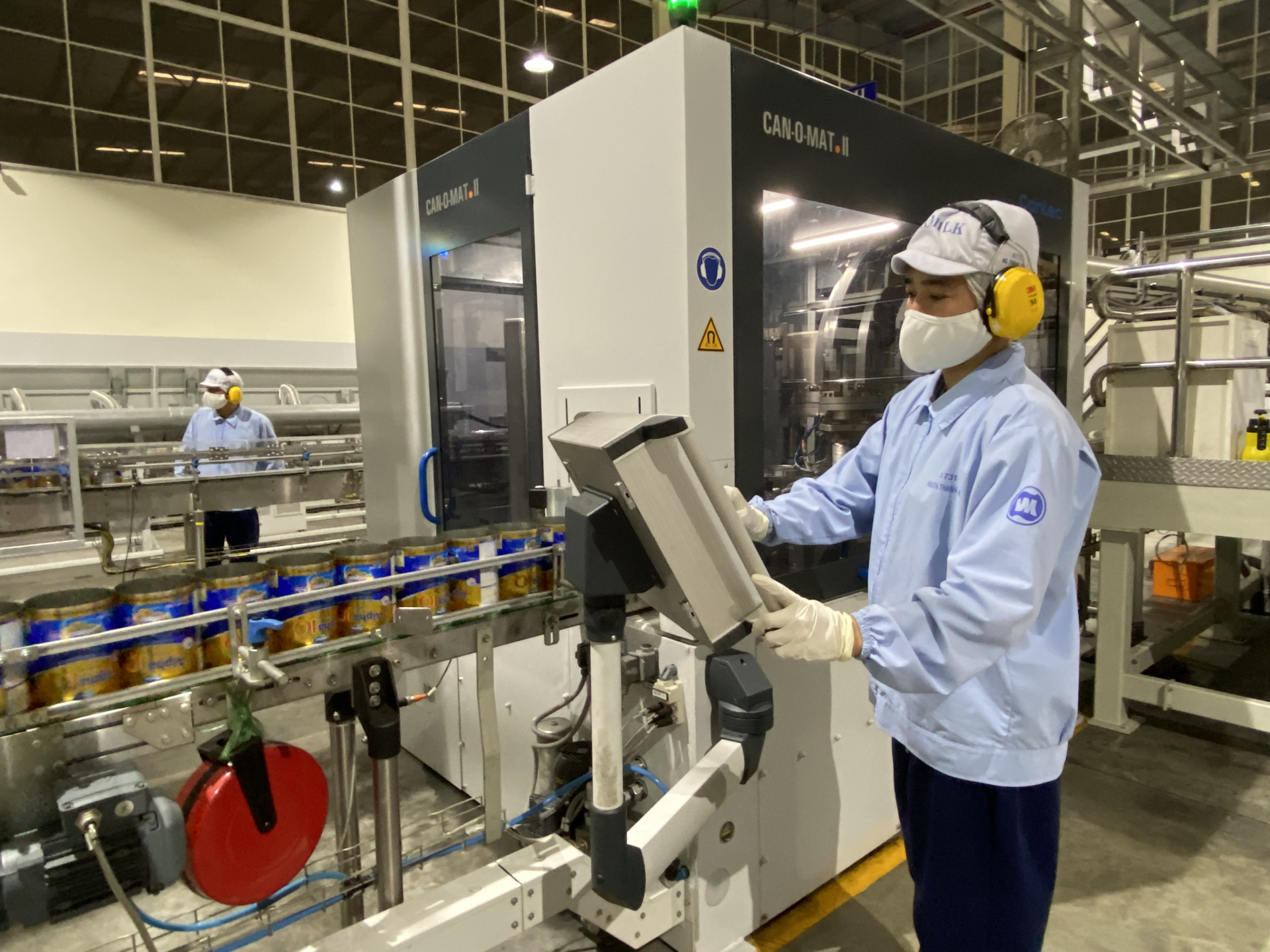 Hệ thống r&oacute;t v&agrave; đ&oacute;ng lon tự động theo c&ocirc;ng nghệ Anh Quốc, c&oacute; thể sản xuất được 23.000 sản phẩm mỗi giờ, tương ứng 135 triệu sản phẩm mỗi năm.