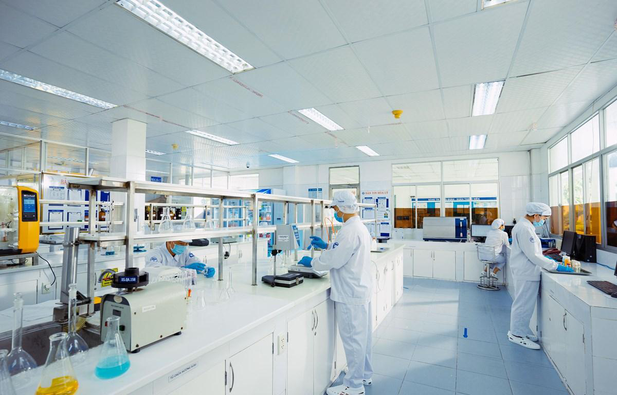 Hệ thống r&oacute;t v&agrave; đ&oacute;ng lon tự động theo c&ocirc;ng nghệ Anh Quốc, c&oacute; thể sản xuất được 23.000 sản phẩm mỗi giờ, tương ứng 135 triệu sản phẩm mỗi năm.