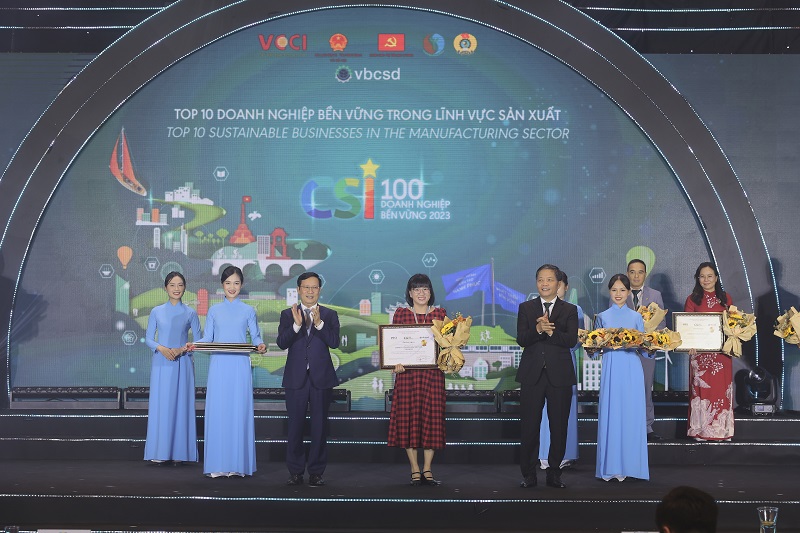 Đại diện Vinamilk nhận giải thưởng Top 10 Doanh nghiệp bền vững trong lĩnh vực sản xuất. &nbsp;