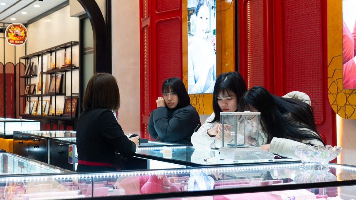 Giá vàng hôm nay 13/1: Tiếp tục đứng trên đỉnh 162 triệu/lượng - Ảnh 2