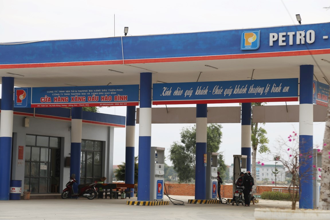 Cửa h&agrave;ng xăng dầu H&agrave;o B&igrave;nh tại Xu&acirc;n Lưu - Thị trấn rừng th&ocirc;ng - Đ&ocirc;ng Sơn - Thanh H&oacute;a c&oacute; logo cũng như b&agrave;i tr&iacute; cửa h&agrave;ng gần giống với nh&atilde;n hiệu v&agrave; bộ nhận diện của Petrolimex &nbsp;