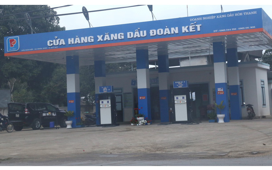 Cửa h&agrave;ng b&aacute;n lẻ xăng dầu Đo&agrave;n Kết tại x&atilde; Nghĩa Xu&acirc;n, huyện Quỳ Hợp, Nghệ An của Doanh nghiệp tư nh&acirc;n H&ograve;e Thanh đ&atilde; sử dụng logo logo v&agrave; thiết kế cửa h&agrave;ng nh&igrave;n qua giống như thuộc hệ thống của Petrolime &nbsp;