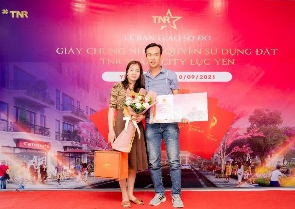 Niềm vui của gia đ&igrave;nh khi nhận được giấy chứng nhận quyền sử dụng đất tại dự &aacute;n TNR Stars City Lục Y&ecirc;n.
