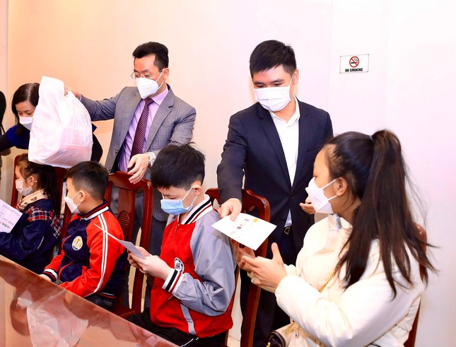 &Ocirc;ng Đỗ Vinh Quang "T&amp;T Group mong muốn m&oacute;n qu&agrave; tuy nhỏ nhưng sẽ mang lại gi&aacute; trị tinh thần lớn cho trẻ em" &nbsp;