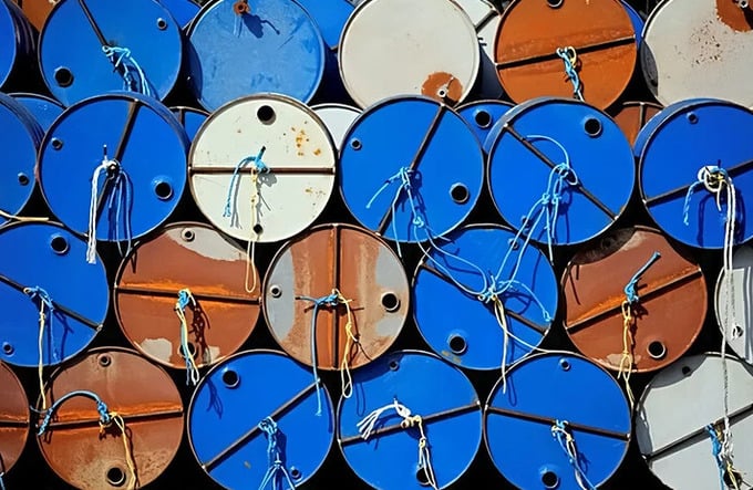 Giá dầu thế giới tăng mạnh trước nguy cơ gián đoạn nguồn cung từ Iran - Ảnh 1