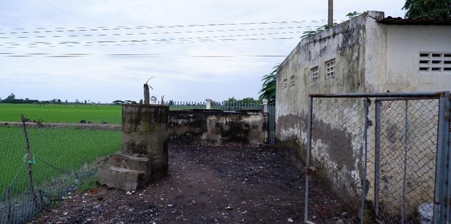 C&ocirc;ng tr&igrave;nh Aquonic đầu ti&ecirc;n tại Th&aacute;i Lan (tr&ecirc;n). Khu vực dự kiến sẽ lắp đặt c&ocirc;ng tr&igrave;nh đầu ti&ecirc;n tại trường Tiểu học Long Ph&uacute; C, tỉnh S&oacute;c Trăng (dưới). Ảnh: SCG / Masterise Homes