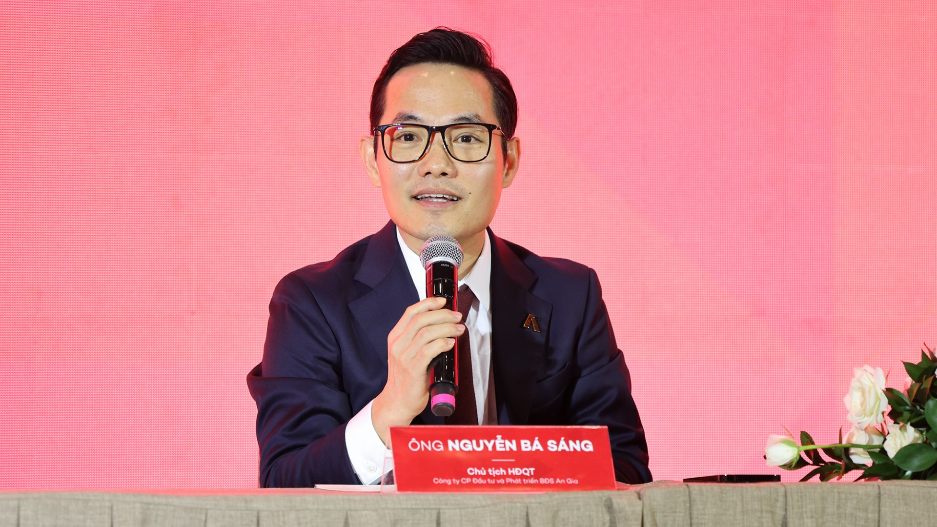 Sau khi c&ocirc;ng ty của &ocirc;ng Nguyễn B&aacute; S&aacute;ng chuyển nhượng 17% vốn điều lệ của An Gia cho đối t&aacute;c chiến lược, tỷ lệ sở hữu c&ocirc;ng khai của vị Chủ tịch tại doanh nghiệp n&agrave;y đ&atilde; giảm xuống dưới ngưỡng 35%