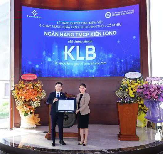 &Ocirc;ng Trần Ngọc Minh - Chủ tịch HĐQT KienlongBank nhận quyết định ni&ecirc;m yết cổ phiếu KLB từ đại diện Sở Giao dịch Chứng kho&aacute;n Th&agrave;nh phố Hồ Ch&iacute; Minh.