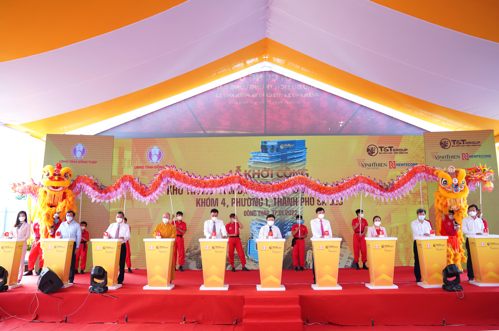 Đại diện Tập đo&agrave;n T&amp;T Group c&ugrave;ng c&aacute;c vị đại biểu bấm n&uacute;t khởi c&ocirc;ng dự &aacute;n &nbsp;