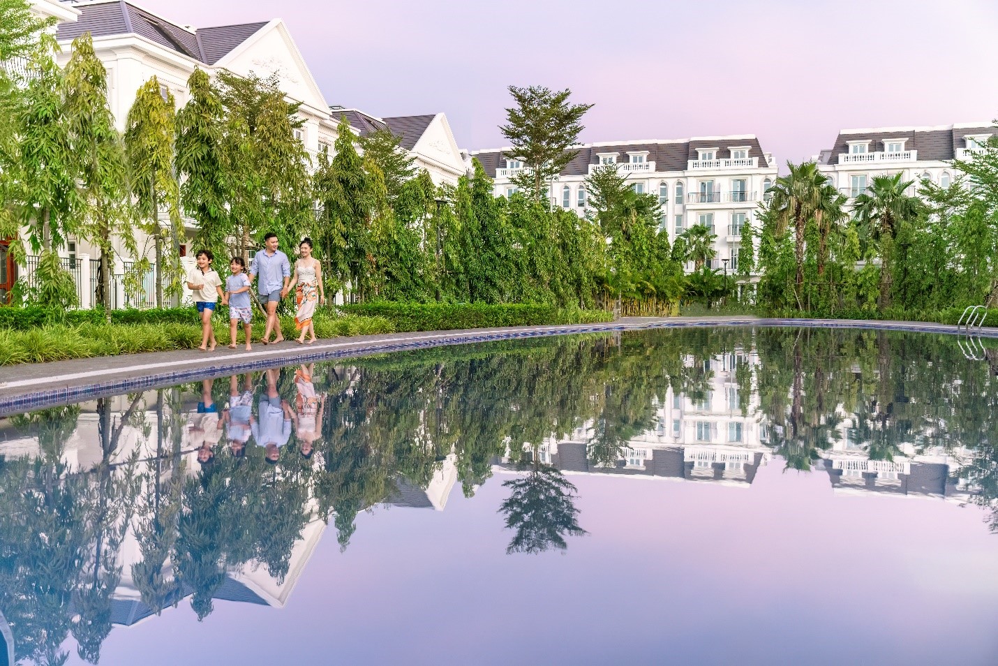 Eurowindow Twin Parks l&agrave; khu đ&ocirc; thị hiếm hoi tại H&agrave; Nội với quy m&ocirc; 10ha c&oacute; 2 bể bơi ngo&agrave;i trời &nbsp;