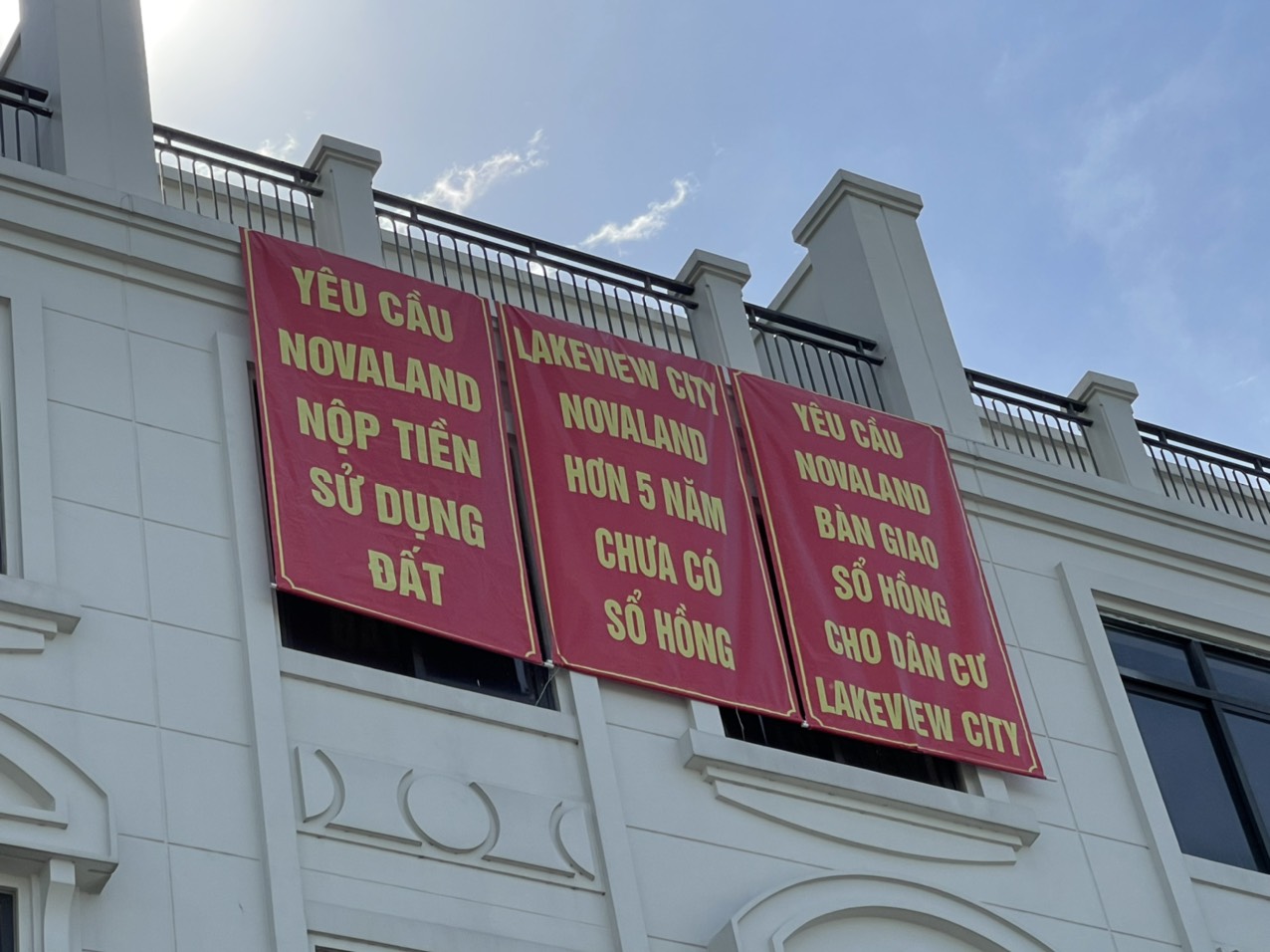 &nbsp;Băng r&ocirc;n đỏ thắm được treo tr&ecirc;n c&aacute;c to&agrave; nh&agrave; dự &aacute;n Lakeview City.