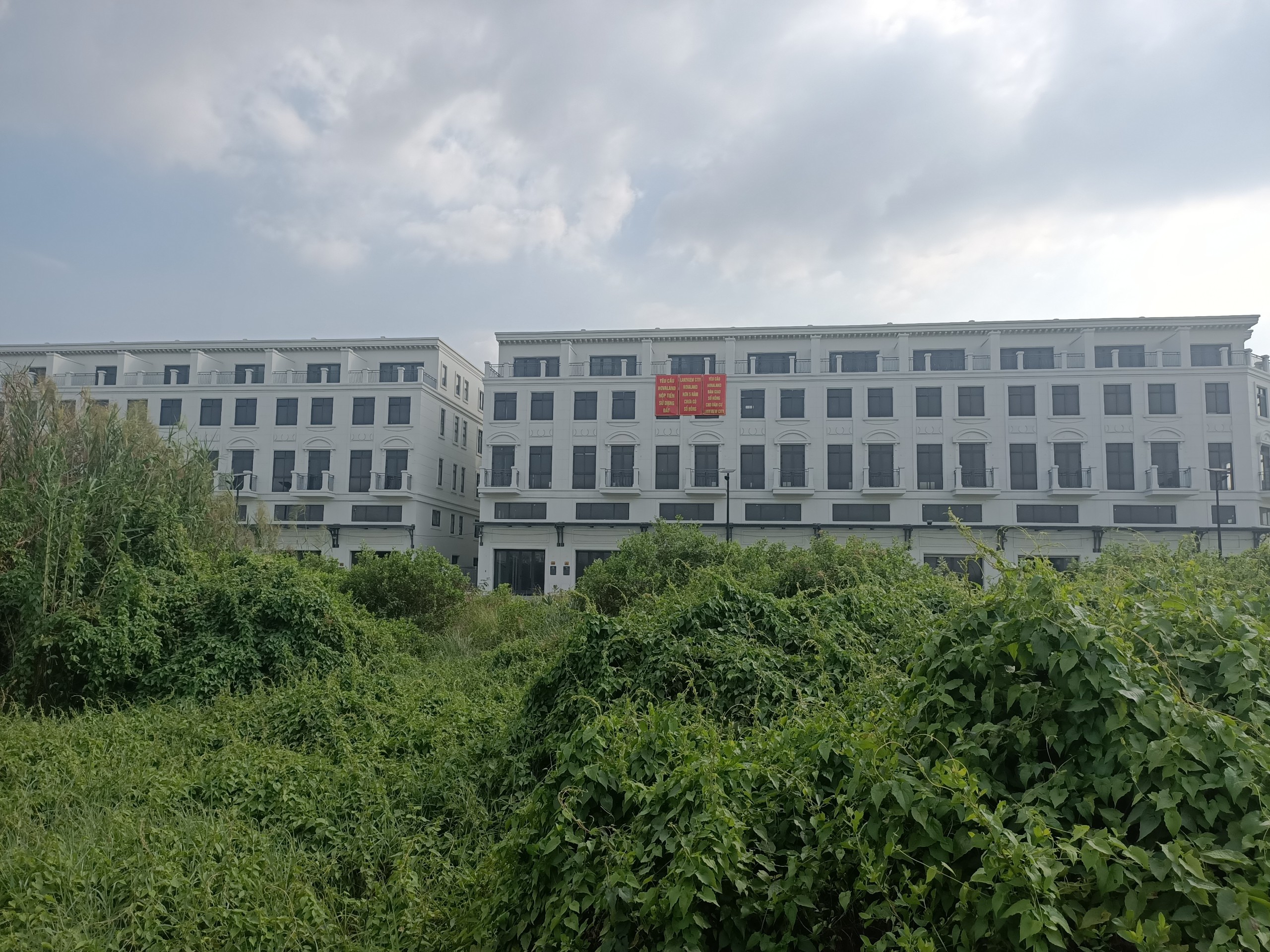 C&aacute;c to&agrave; nh&agrave; dự &aacute;n đ&atilde; x&acirc;y dựng khang trang nhiều năm vẫn chưa được cấp sổ đỏ.