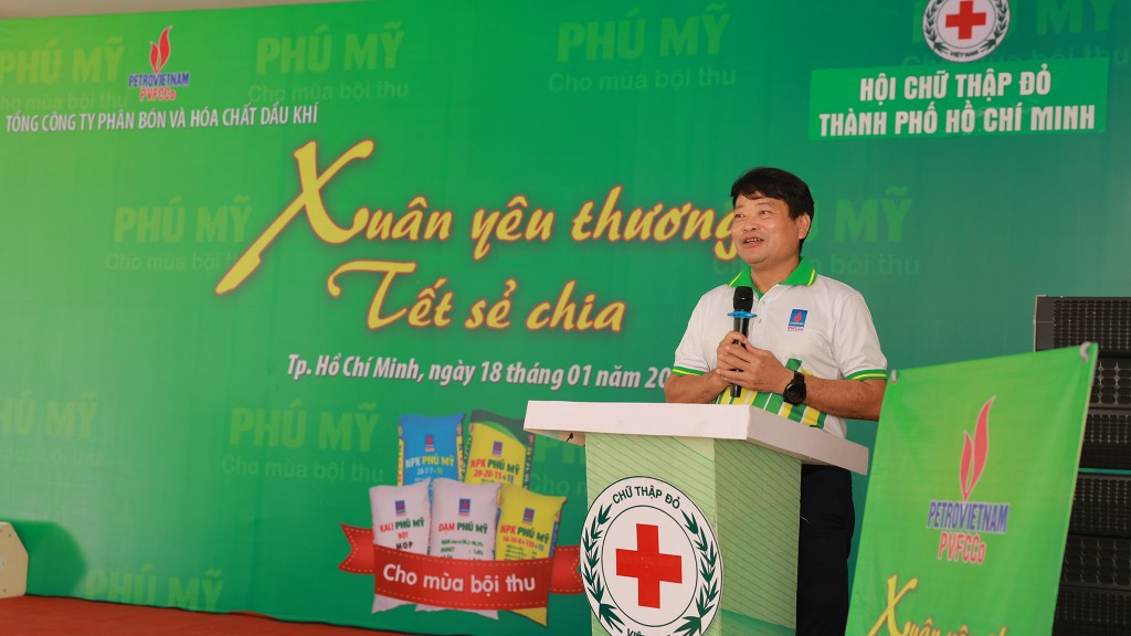 &Ocirc;ng Tống Xu&acirc;n Phong - Chủ tịch C&ocirc;ng đo&agrave;n PVFCCo ph&aacute;t biểu tại lễ trao qu&agrave; &nbsp;