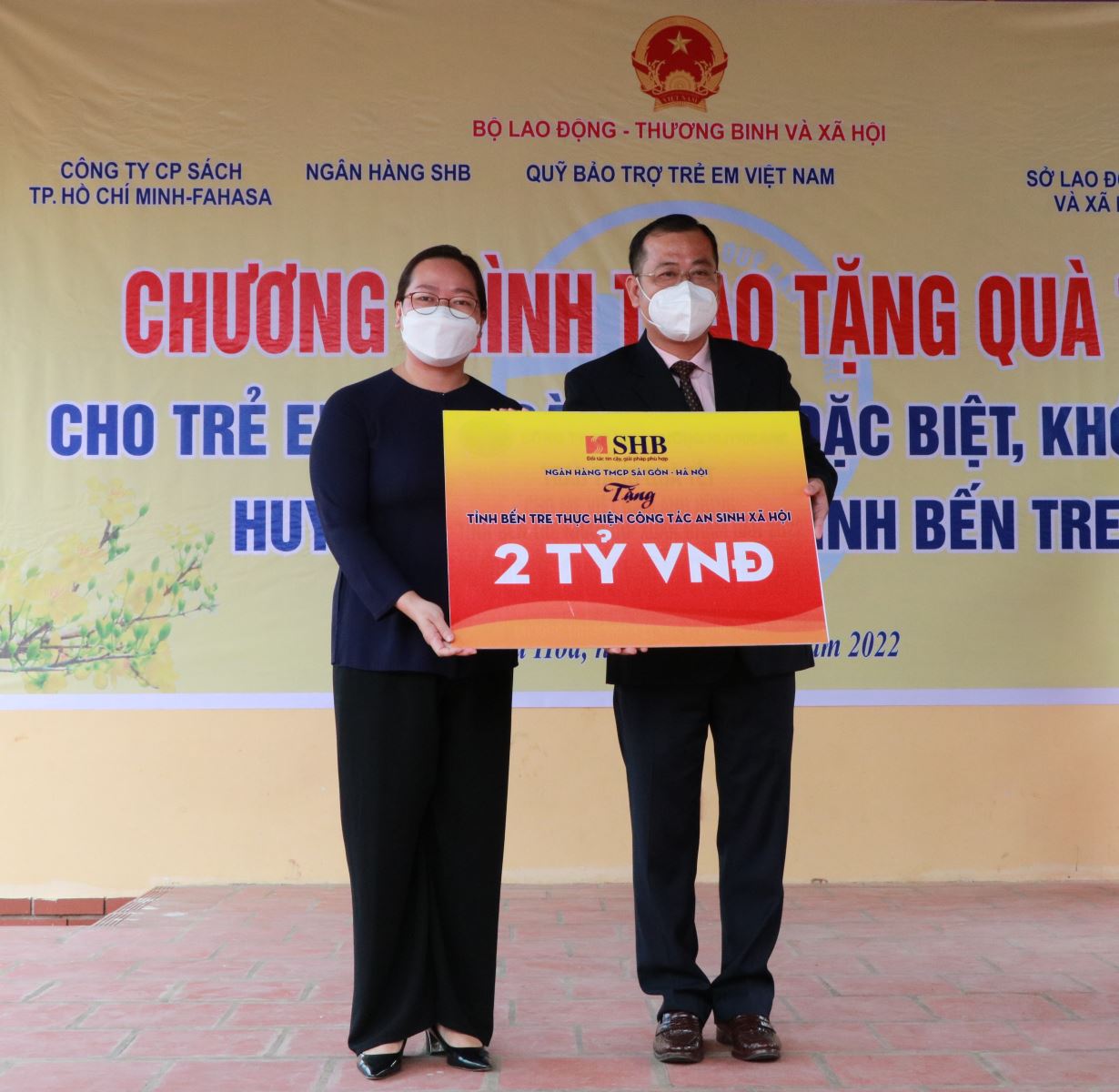 &nbsp;B&agrave; Nguyễn Thị Hồng Nhung - Tỉnh Ủy vi&ecirc;n, Chủ tịch Ủy ban MTTQ Việt Nam tỉnh Bến Tre tiếp nhận ủng hộ từ &ocirc;ng Th&aacute;i Minh T&acirc;m &ndash; Gi&aacute;m đốc SHB Chi nh&aacute;nh Tiền Giang.