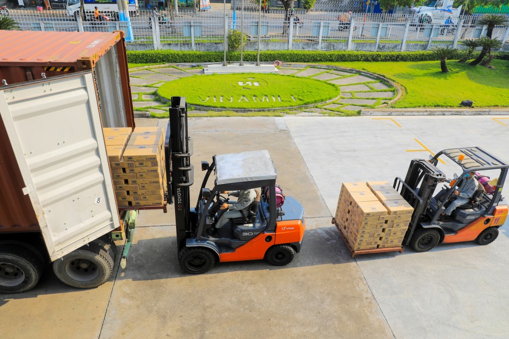 Những container sữa đặc đ&atilde; sẵn s&agrave;ng&ldquo;xuất ngoại&rdquo; trong những ng&agrave;y Tết Nguy&ecirc;n đ&aacute;n đang đến gần. &nbsp;