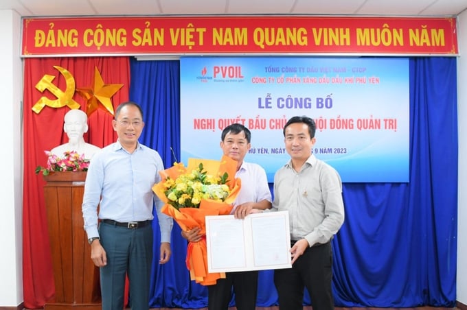 &Ocirc;ng Cao Ho&agrave;i Dương - B&iacute; thư Đảng ủy, Chủ tịch HĐQT PVOIL (b&ecirc;n tr&aacute;i) v&agrave; &Ocirc;ng Ng&ocirc; Văn Nhiệm - Gi&aacute;m đốc PVOIL Ph&uacute; Y&ecirc;n (b&ecirc;n phải) trao Nghị quyết v&agrave; tặng hoa ch&uacute;c mừng &ocirc;ng Nguyễn Mậu Dũng.