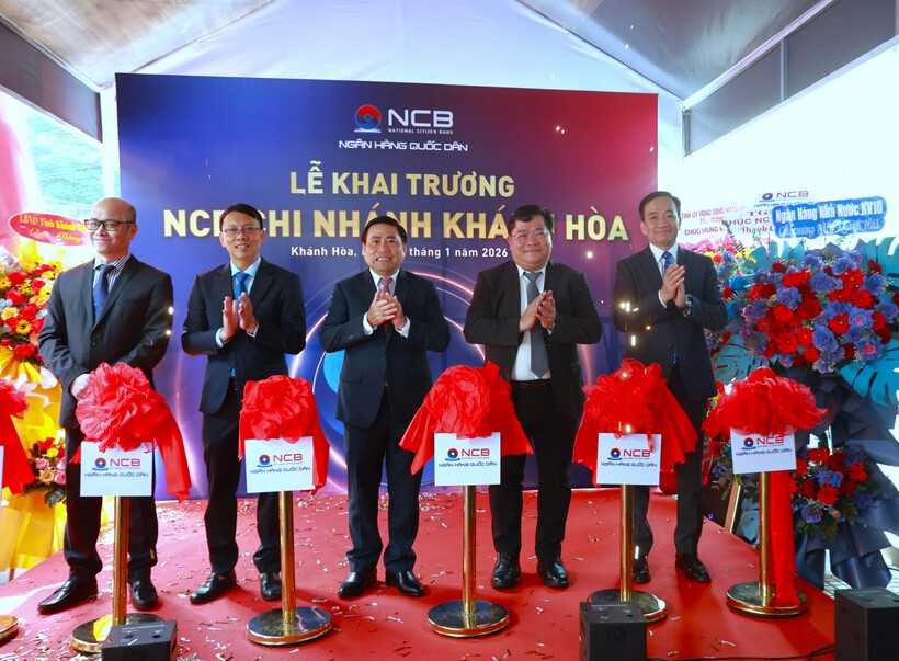 C&aacute;c l&atilde;nh đạo cắt băng khai trương NCB chi nh&aacute;nh Kh&aacute;nh Ho&agrave;