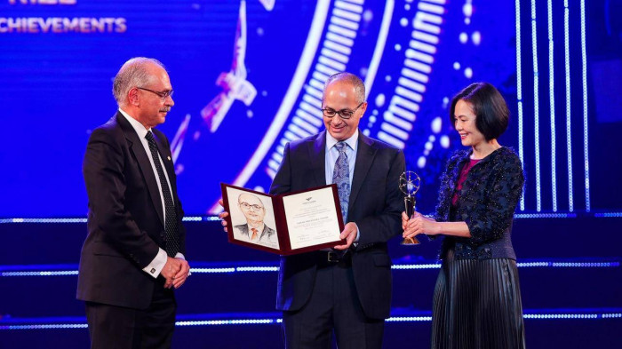 Gi&aacute;o sư Omar Yaghi nhận giải đặc biệt cho Nh&agrave; khoa học trong lĩnh vực mới &nbsp;