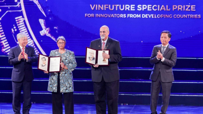 Gi&aacute;o sư Salim Abdool Karim v&agrave; Quarraisha Abdool Karim nhận giải thưởng VinFuture &nbsp;