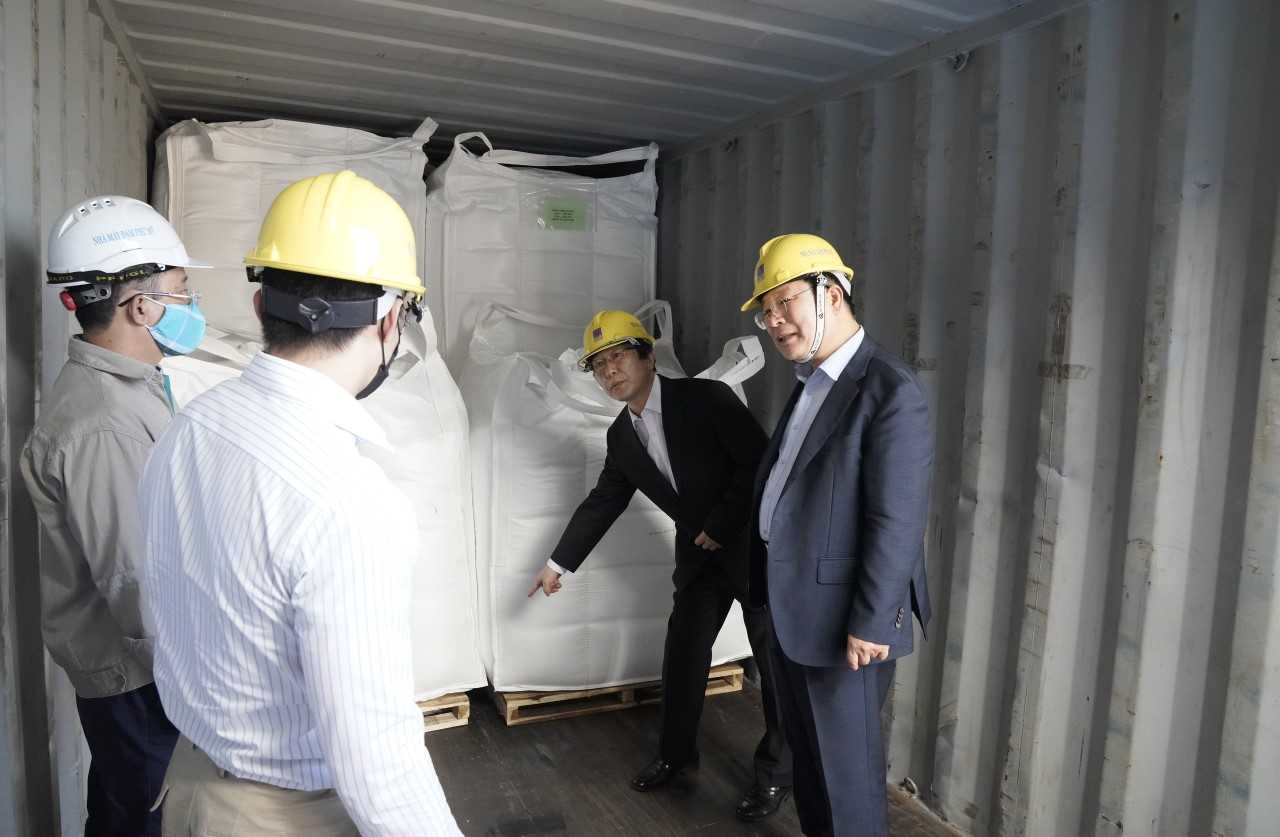 Mỗi th&aacute;ng PVFCCo sẽ cung ứng 1.500 tấn ure cho đối t&aacute;c Aton v&agrave; th&agrave;nh phố Iksan để sản xuất dịch ure &nbsp;