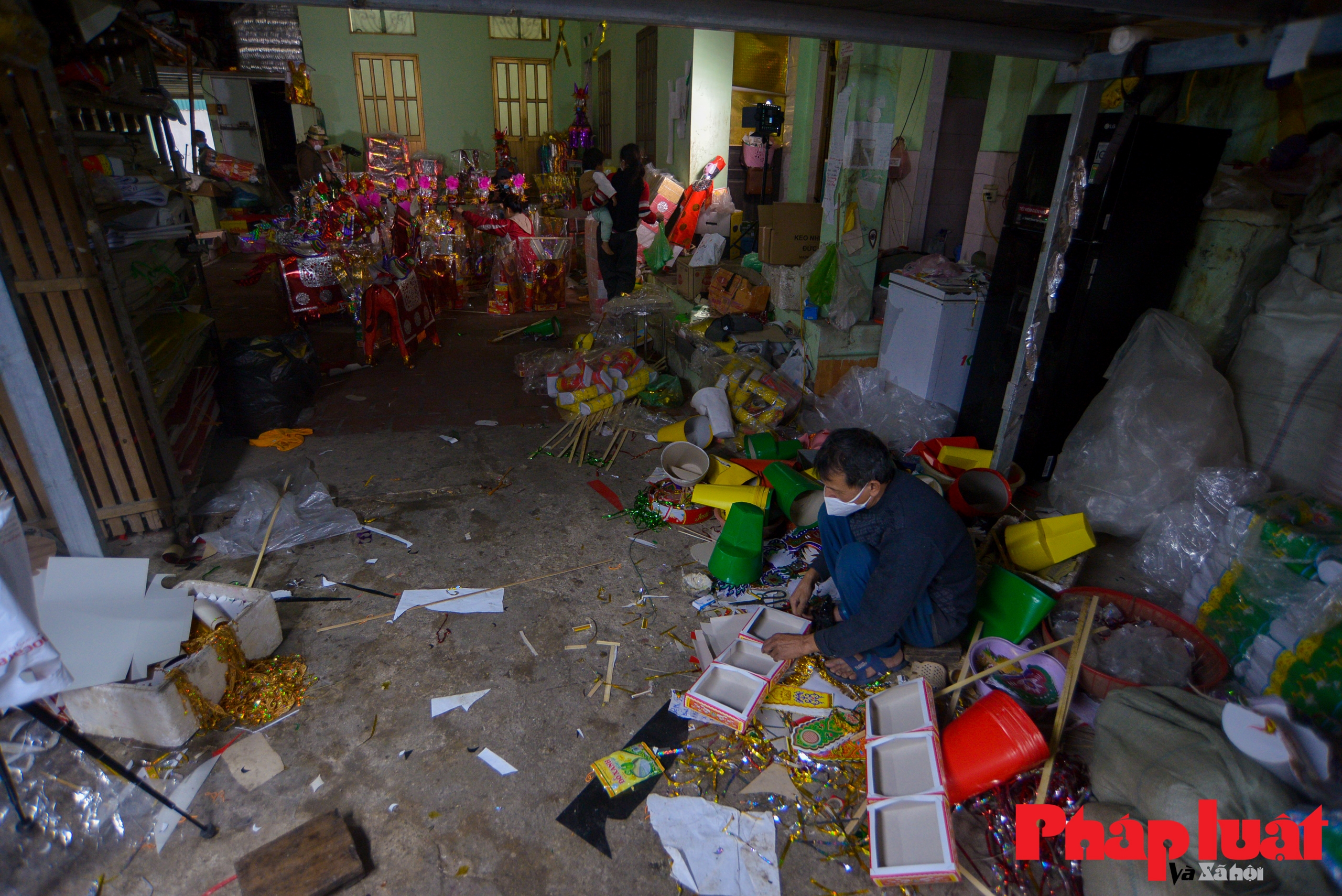 Hết ng&agrave;y 22 th&aacute;ng Chạp (&acirc;m lịch) những đơn h&agrave;ng &ocirc;ng C&ocirc;ng &ocirc;ng T&aacute;o cuối c&ugrave;ng được chuyển đi, xưởng bắt đầu tập trung sản xuất h&agrave;ng m&atilde; d&ugrave;ng cho lễ hội.