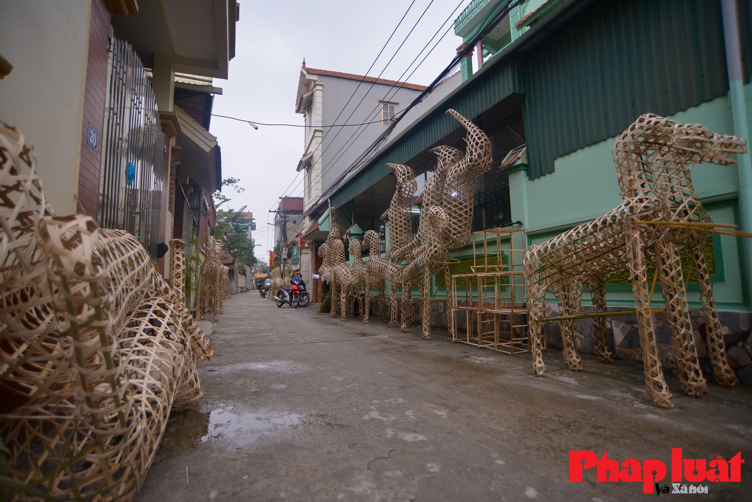 Sản phẩm v&agrave;ng m&atilde; ngựa, voi c&uacute;ng tế xuất hiện nhiều nhất trong c&aacute;c hộ gia đ&igrave;nh v&agrave; l&agrave; d&ograve;ng sản phẩm mang lại nhiều kinh tế cho c&aacute;c hộ sản xuất v&agrave;ng m&atilde;. L&agrave;ng Ph&uacute;c Am thường xuy&ecirc;n tập trung v&agrave;o c&aacute;c sản phẩm như h&igrave;nh nộm ngựa, voi, thuyền rồng, nh&agrave;, xe... phục vụ cho những kh&aacute;ch h&agrave;ng đi đền, phủ, miếu.