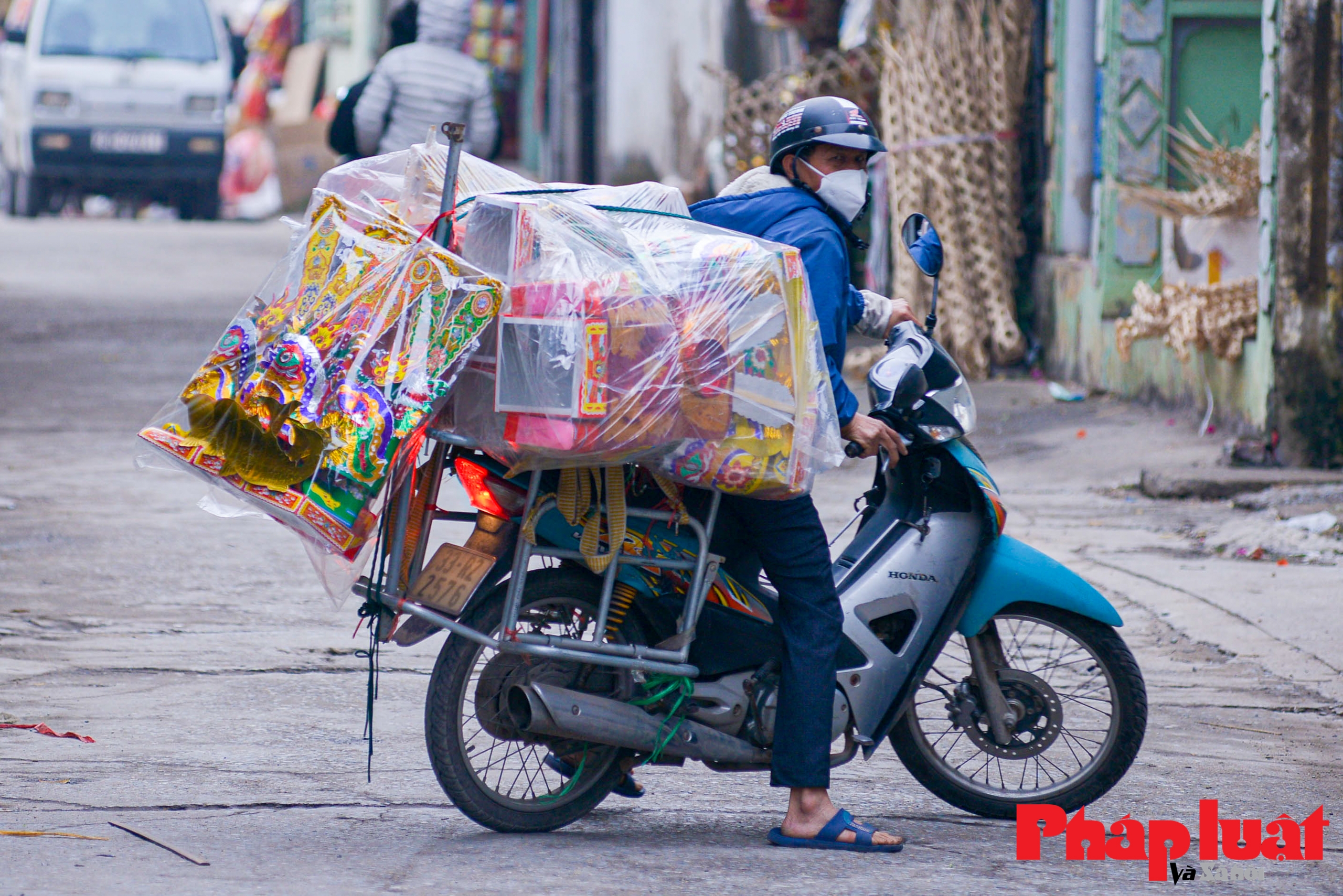 Sau gi&atilde;n c&aacute;ch x&atilde; hội, xăng tăng gi&aacute; k&eacute;o theo c&aacute;c chi ph&iacute; nguy&ecirc;n nguyện đầu v&agrave;o đều tăng hơn. Thế nhưng c&aacute;c sản phẩm của l&agrave;ng m&atilde; vẫn phải giữ nguy&ecirc;n gi&aacute; thị trường để đảm bảo t&iacute;nh cạnh tranh, l&atilde;i v&igrave; thế m&agrave; cũng &iacute;t hơn so với mọi năm.
