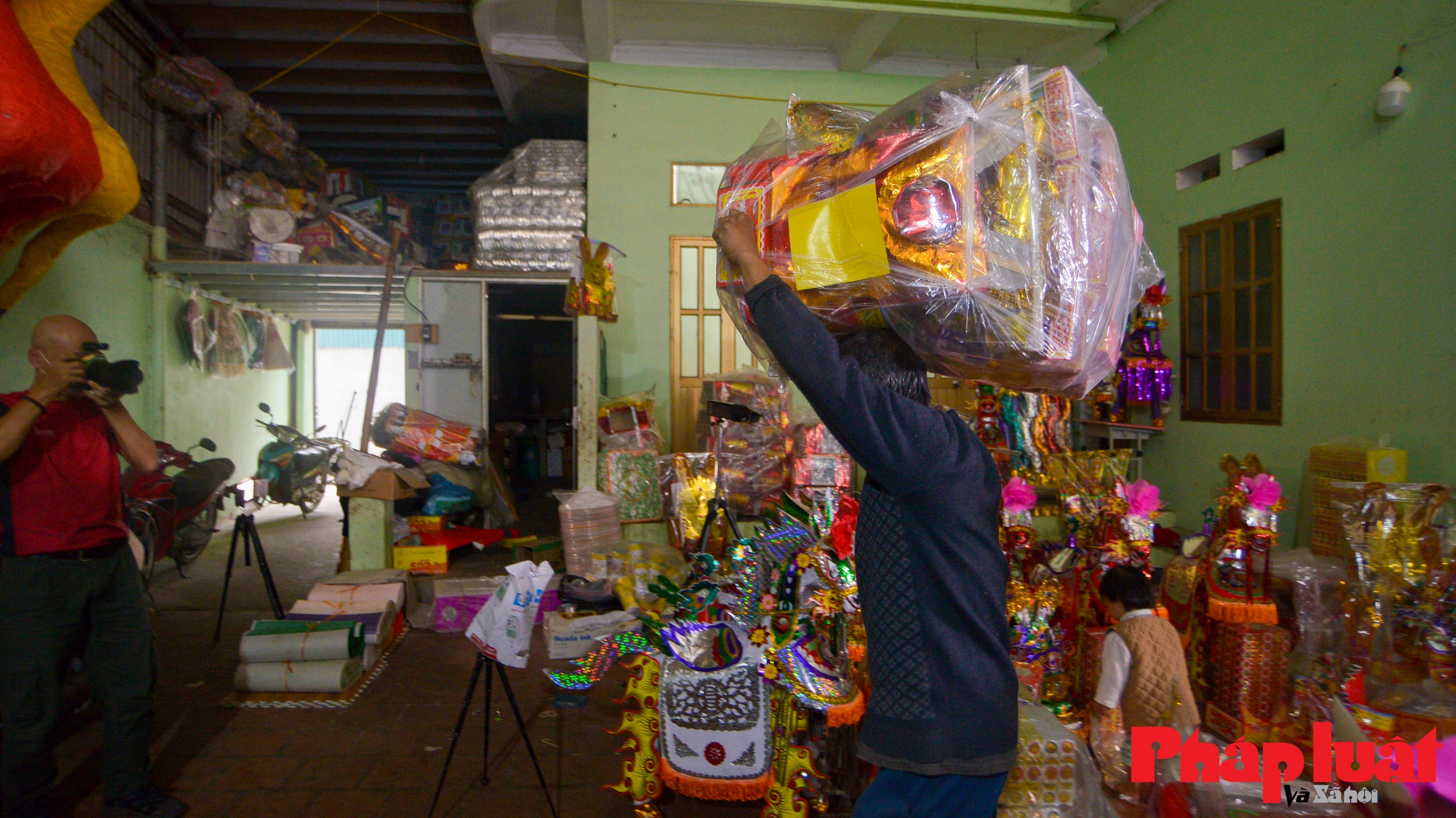 Mặc d&ugrave; sức mua của thị trường giảm hơn nhưng c&aacute;c hộ sản xuất vẫn tất bật chạy đua những ng&agrave;y cuối năm do vẫn phải trả c&aacute;c đơn h&agrave;ng phục vụ nhu cầu c&uacute;ng b&aacute;i t&acirc;m linh cơ bản.