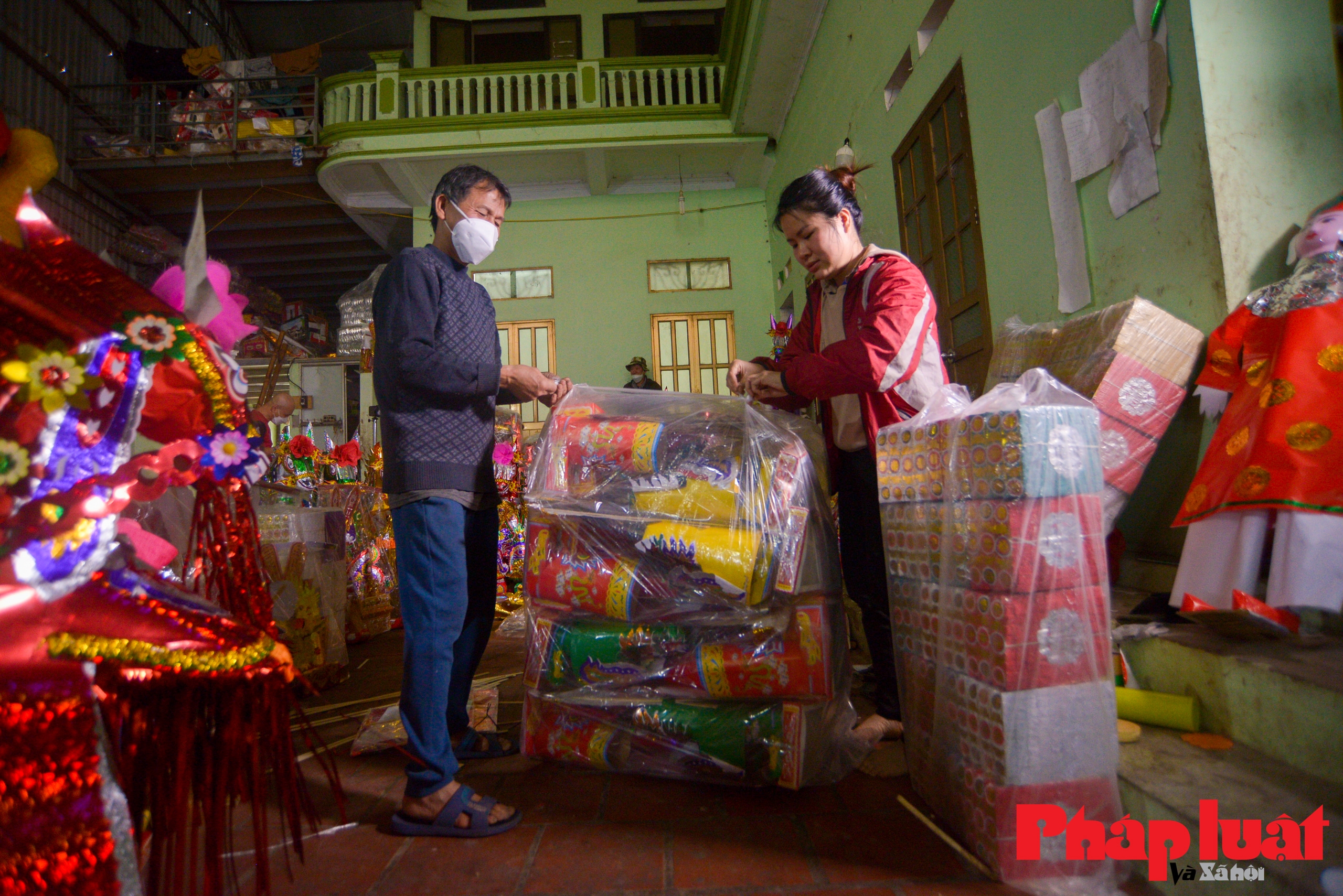 C&aacute;c hộ sản xuất v&agrave;ng m&atilde; cho hay, năm nay c&aacute;c mặt h&agrave;ng vẫn đa dạng về mẫu m&atilde; nhưng do dịch bệnh, kh&aacute;ch h&agrave;ng c&oacute; t&acirc;m l&yacute; thắt chặt chi ti&ecirc;u. Hơn nữa, trong t&igrave;nh h&igrave;nh dịch phức tạp, c&aacute;c hoạt động lễ, hội sau Tết Nguy&ecirc;n đ&aacute;n c&oacute; thể bị hủy bỏ, lượng ti&ecirc;u thụ v&igrave; thế cũng giảm đ&aacute;ng kể.