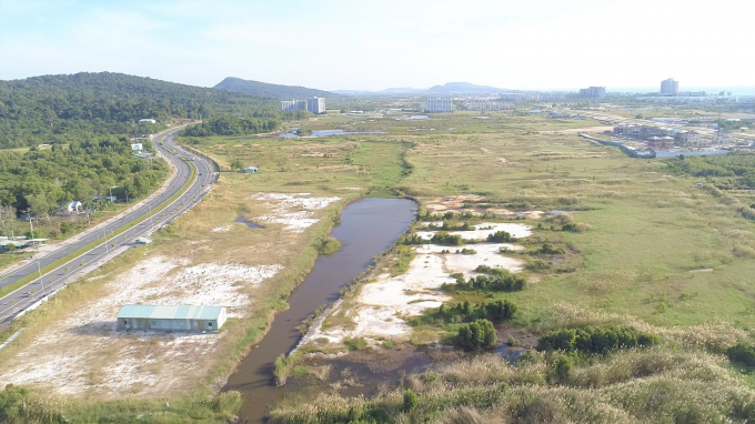 Sau gần 5 năm dự &aacute;n n&agrave;y vẫn y như cũ với v&agrave;i căn nh&agrave; t&ocirc;n v&agrave; cỏ dại um t&ugrave;m