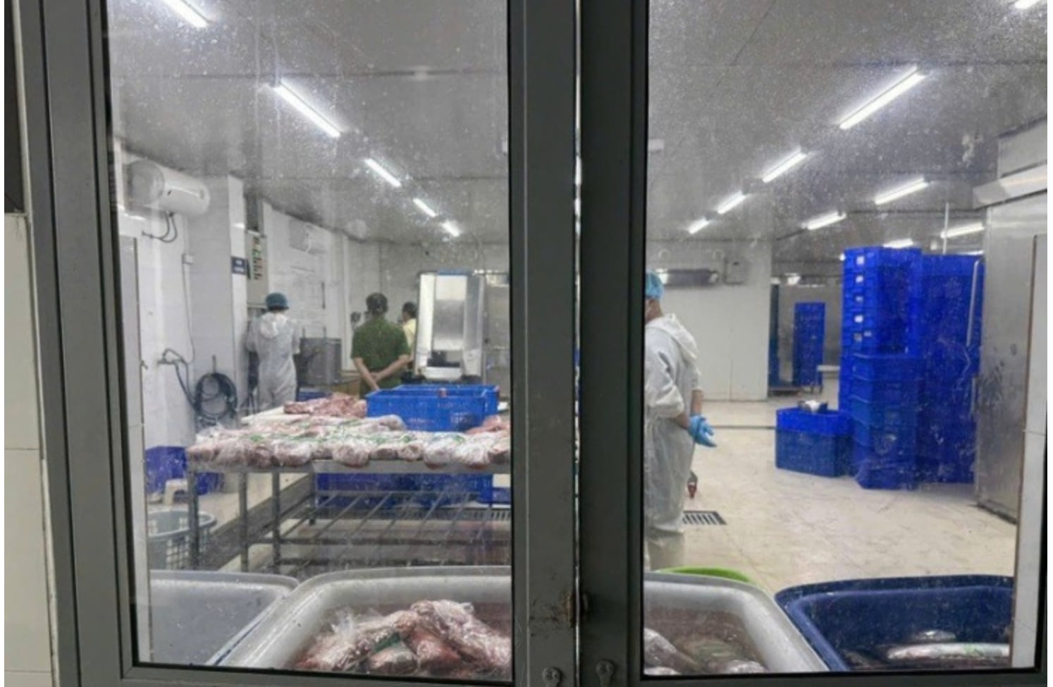 B&ecirc;n trong căn ph&ograve;ng &ldquo;chế biến&rdquo; thịt tr&acirc;u th&agrave;nh thịt b&ograve; thượng hạng