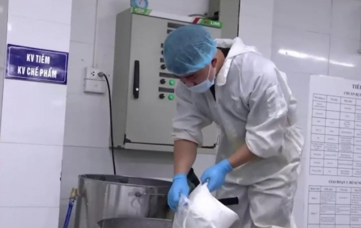 C&ocirc;ng nh&acirc;n chuẩn bị bơm tinh chất tạo v&acirc;n b&ograve;