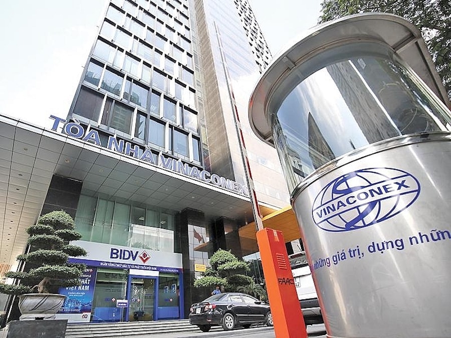 Giữa l&uacute;c gi&aacute; cổ phiếu VCG bị b&aacute;n th&aacute;o mạnh với dư s&agrave;n gần 17 triệu đơn vị, Vinaconex c&ocirc;ng bố ho&agrave;n tất th&acirc;u t&oacute;m Viwaseen l&agrave; đơn vị đang nắm nhiều khu đất đắc địa tại H&agrave; Nội v&agrave; Hải Ph&ograve;ng. Ảnh: TL.