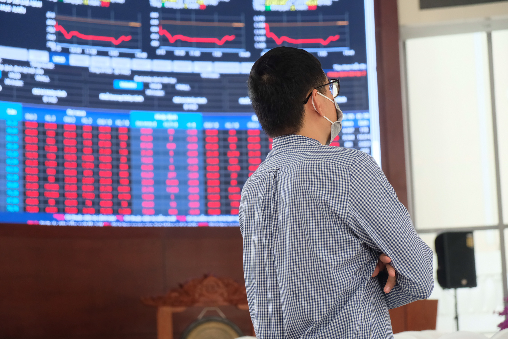 B&#225;n th&#225;o hoảng loạn, chứng kho&#225;n giảm mạnh nhất lịch sử - Ảnh 1