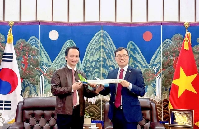 &Ocirc;ng Trịnh Văn Quyết (b&ecirc;n tr&aacute;i) tại buổi gặp gỡ giữa Tập đo&agrave;n FLC, H&atilde;ng h&agrave;ng kh&ocirc;ng Bamboo Airways v&agrave; Đại sứ qu&aacute;n H&agrave;n Quốc tại Việt Nam ng&agrave;y 26/1/2026.