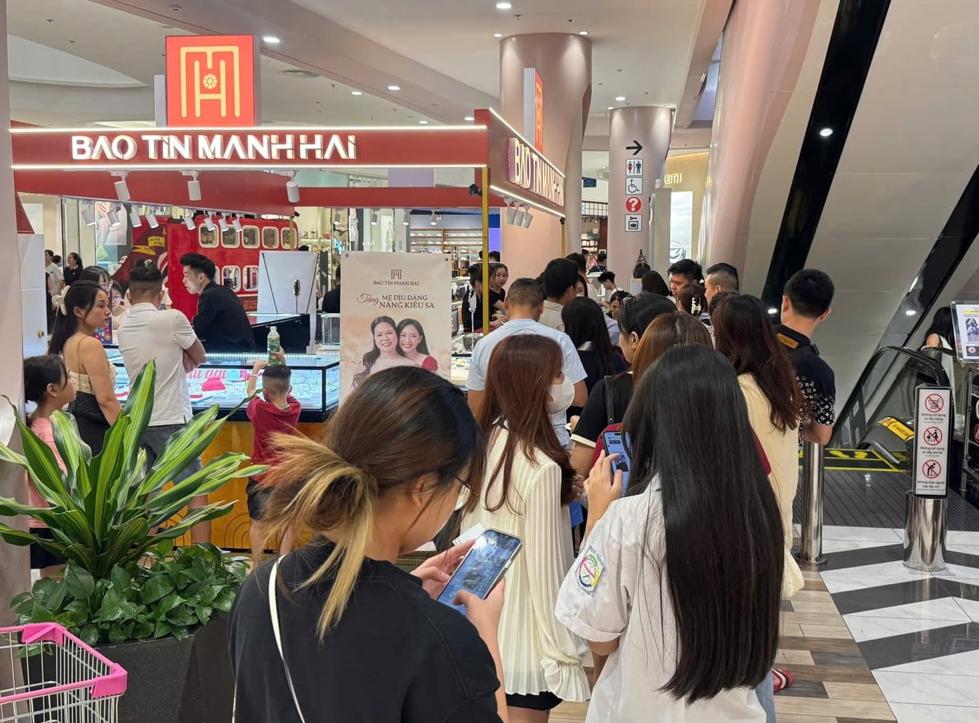 Giá vàng hôm nay 30/1: 'Rơi tự do', vàng miếng thủng mốc 190 triệu/lượng - Ảnh 1