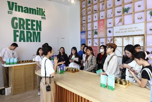 Vinamilk: doanh thu xuất khẩu qu&#253; 4/2023 tăng trưởng ấn tượng gần 20% - Ảnh 2