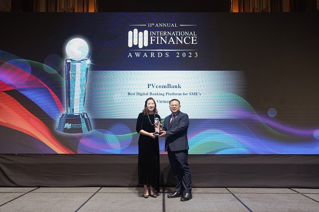 B&agrave; Nguyễn Thanh Huyền, đại diện Ban điều h&agrave;nh PVcomBank nhận giải thưởng &ldquo;Ng&acirc;n h&agrave;ng c&oacute; nền tảng số d&agrave;nh cho SME tốt nhất Việt Nam 2023&rdquo;. &nbsp;