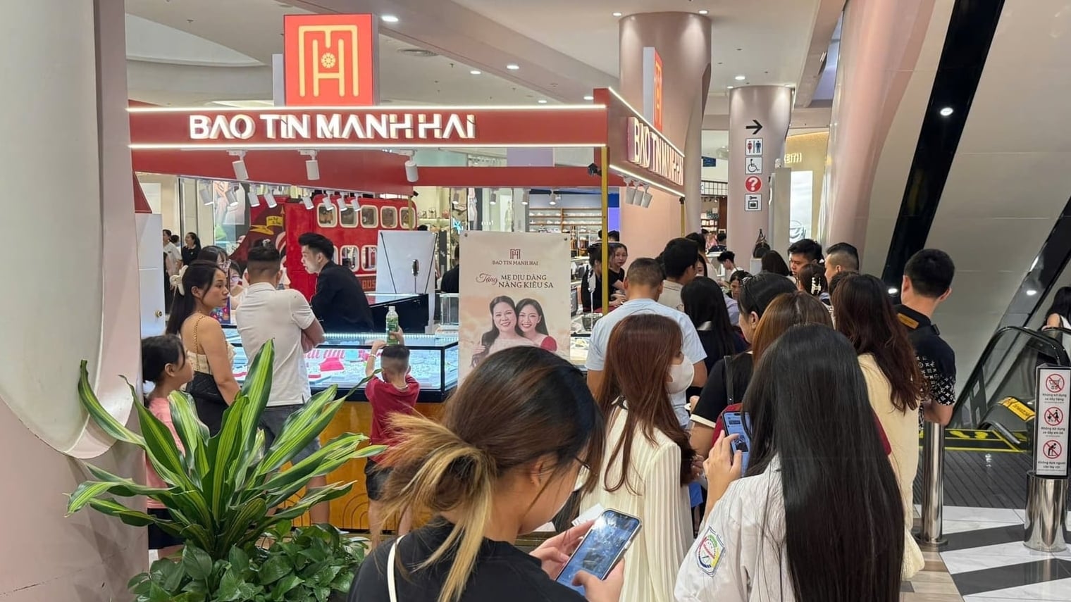 Giá vàng hôm nay 2/2: Dao động quanh mốc 172 triệu đồng/lượng - Ảnh 2