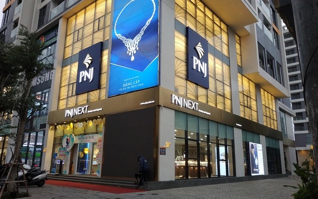 So với kế hoạch năm 2025 tại đại hội đồng cổ đồng, doanh thu v&agrave; lợi nhuận của PNJ đ&atilde; vượt lần lượt l&agrave; 12% v&agrave; 44%.