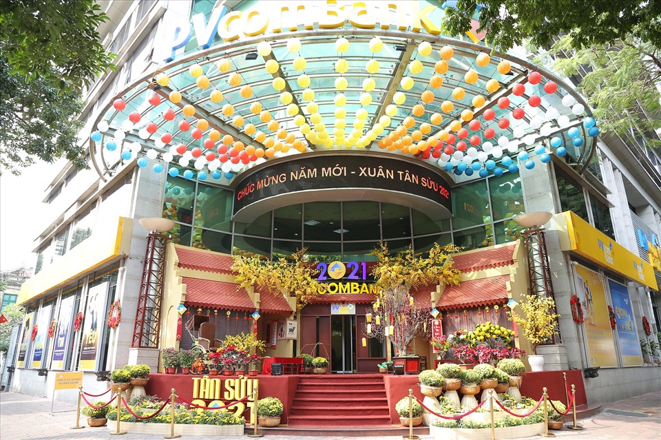 Một g&oacute;c phố Ng&ocirc; Quyền (H&agrave; Nội) được trang tr&iacute; đậm chất kh&ocirc;ng kh&iacute; Tết truyền thống