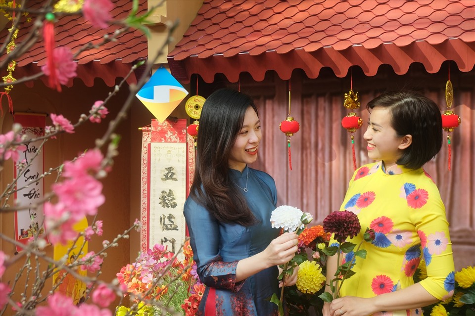 PVcomBank đ&atilde; t&aacute;i hiện một Tết xưa với d&atilde;y phố y&ecirc;n tĩnh, cổ k&iacute;nh, m&aacute;i ng&oacute;i đỏ đượm m&agrave;u&hellip;